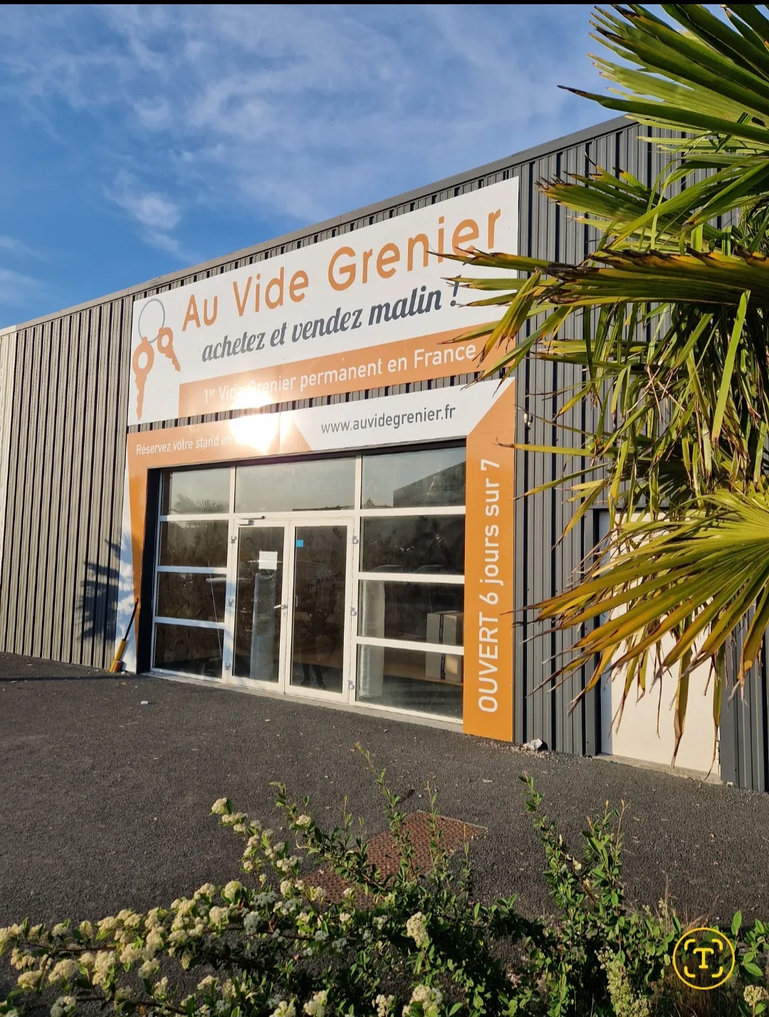 Illustration de Au Vide Grenier